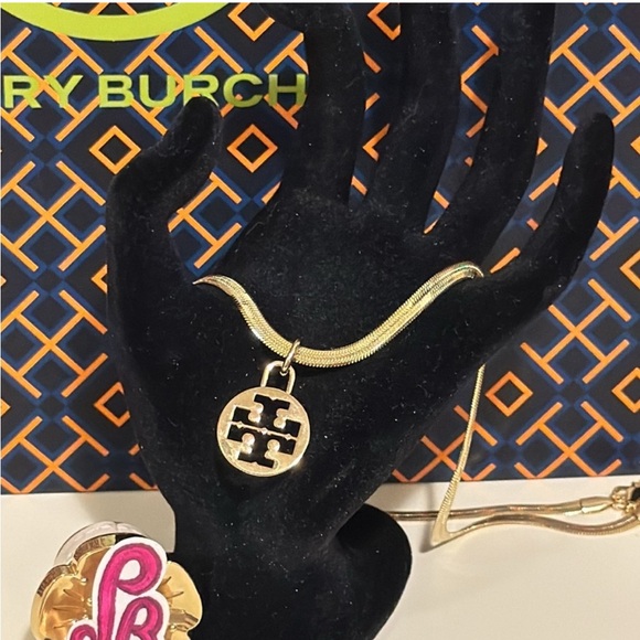NEW💞Pendant with large Tory Burch charm/medallion. - Picture 6 of 10